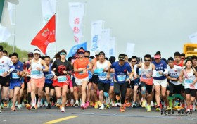 “玉龙故里 跨越沙海”全国最美农村路乌白路半程马拉松鸣枪开跑