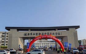 250803-巧借起重臂架灯！七大洲LED体育照明极速攻坚，点亮“娄超”赛场-2